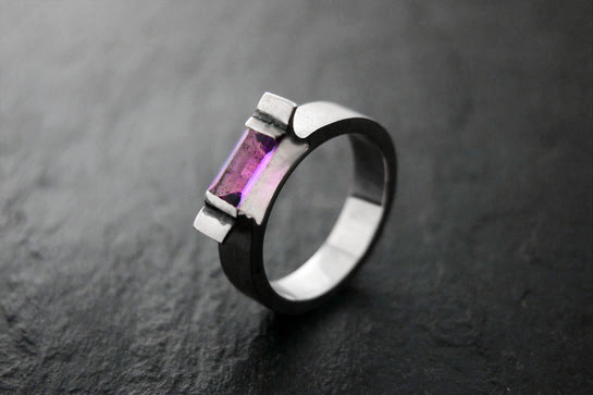 Foto anillo con engaste de amatista talla prisma