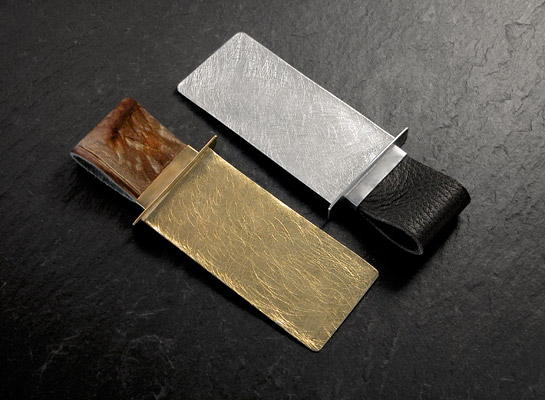 Foto punto de libro en plata y oro con empuñadura de cuero